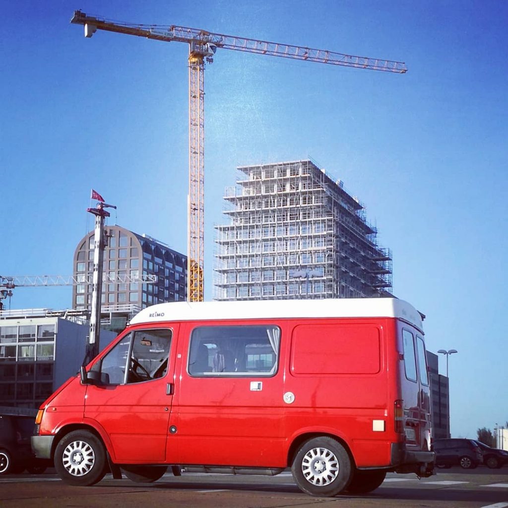 Amsterdam - 2018: De eerste Rijdende Redactie was deze Ford Transit '91. Deze mobiele werkplek maakte het voor het eerst mogelijk om locatie onafhankelijk te werken.